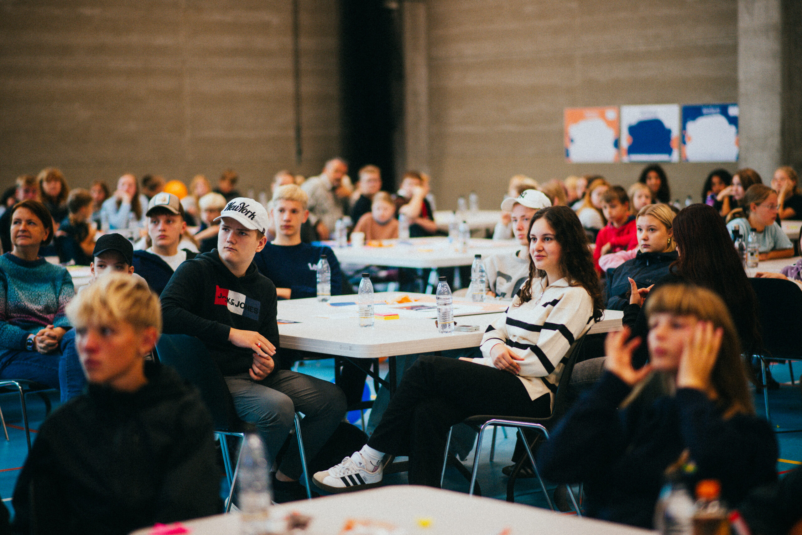 Deltagerne til Trivselstopmødet i Haderslev for fremlagt programmet i den store sal på Haderslev rådhus.